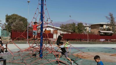 Nueva plaza en Bajos de Mena con mirada de niñas y niños