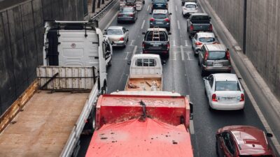 Tráfico más lento y fiscalizaciones explicarían el mínimo histórico de fallecidos en accidentes