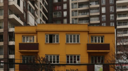 Lake Sagaris/Foto Ensayo | La ciudad que desaparece y aparece: también un desafío institucional