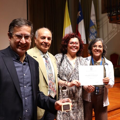 Pabo Pasten, Waldo Bustamante, Carolina Rojas y Sandra Cortés posando junto al reconocimiento entregado a CEDEUS.