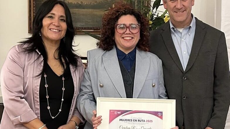 Carolina Rojas recibe el premio de Mujeres en Ruta por su investigación sobre movilidad y género