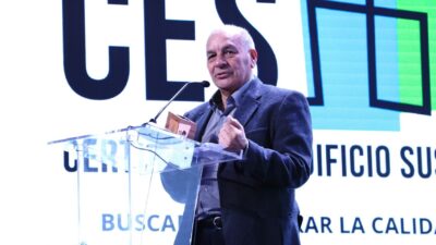 Waldo Bustamante recibe el Premio Profesional Destacado CES 2025