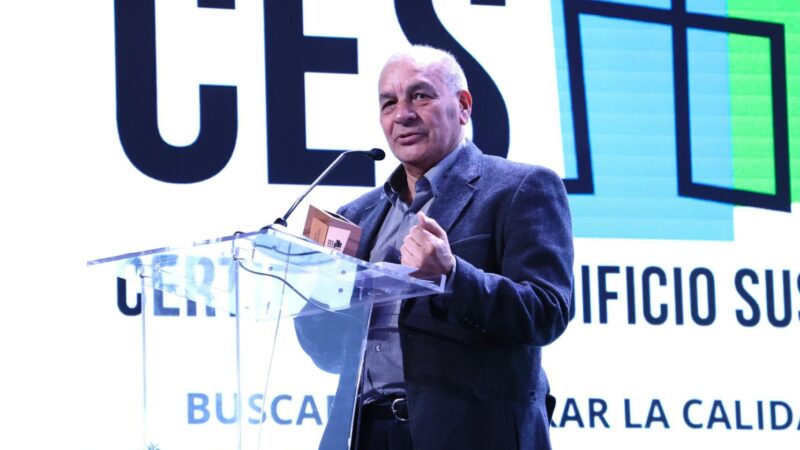 Waldo Bustamante recibe el Premio Profesional Destacado CES 2025