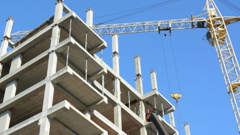 Investigadores CEDEUS analizan los desafíos de la vivienda en Chile: sustentabilidad, déficit y el rol del Estado