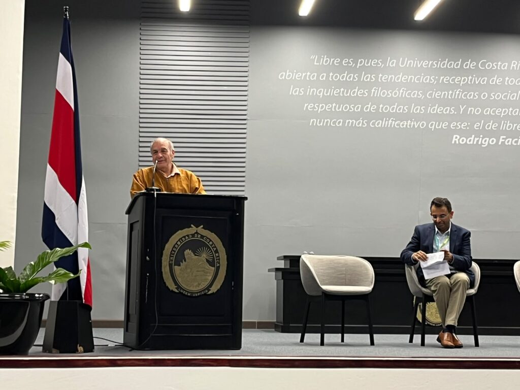 Waldo Bustamante recibe premio a su trayectoria en PLEA 2026