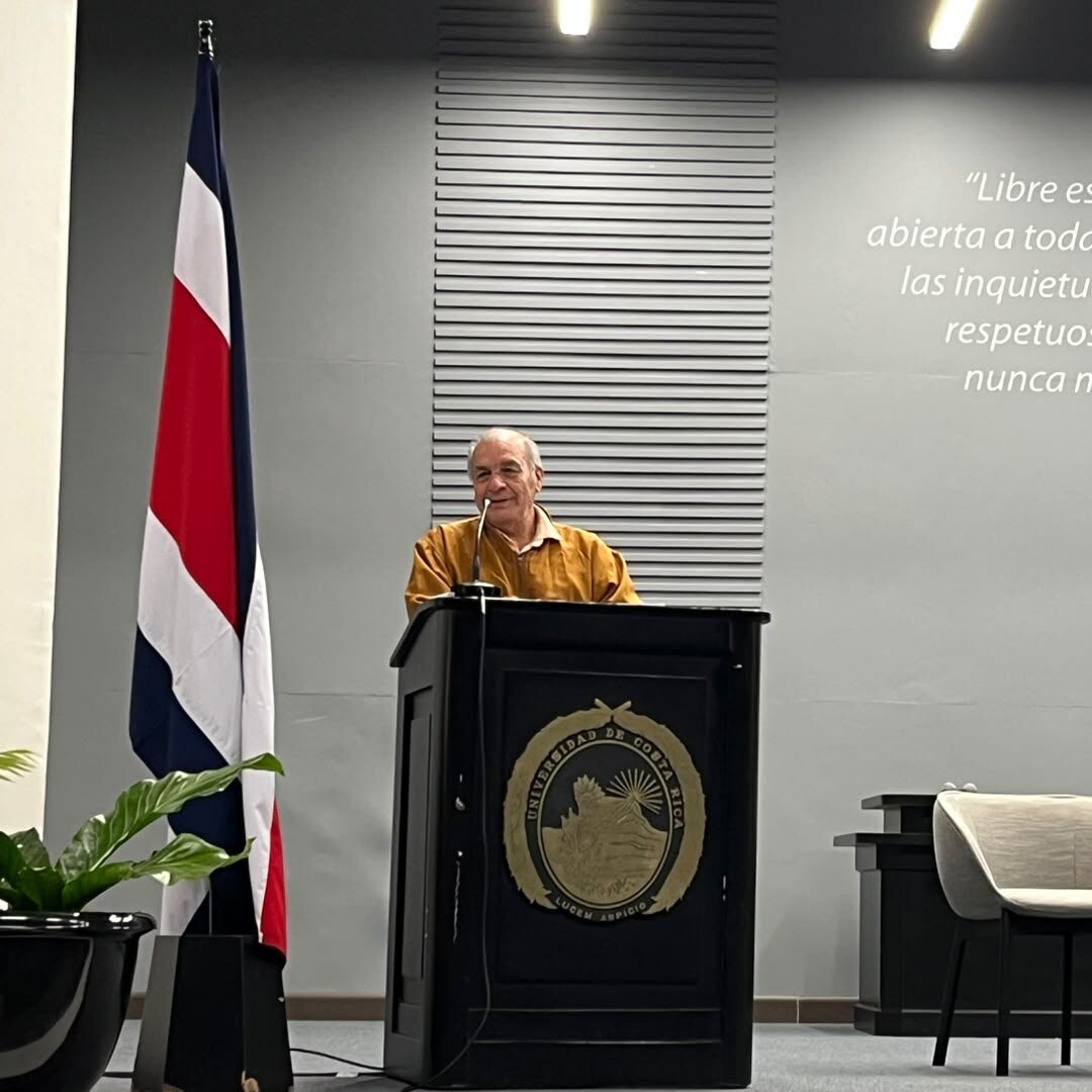 Waldo Bustamante recibe premio a su trayectoria en PLEA 2026
