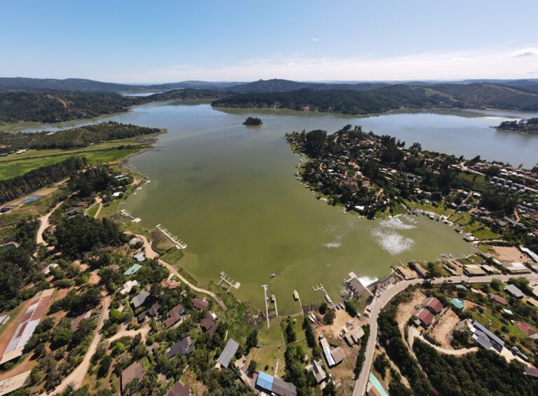 Sandra Cortés, Luciano Caputo y Christian Little/ Lago Vichuquén: del colapso ecosistémico a una estrategia de restauración basada en ciencia aplicada y política pública resiliente